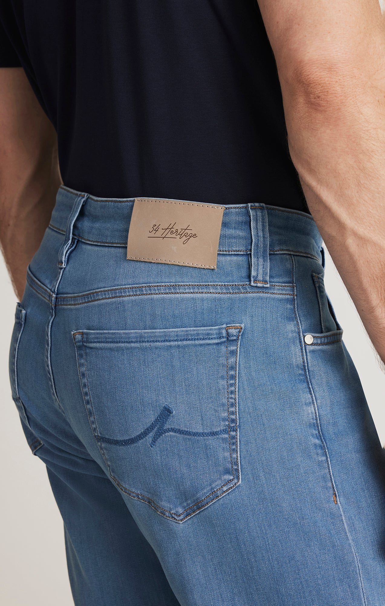 Camino Relaxed Straight Jeans in Cloud Blue Urban - Image 4