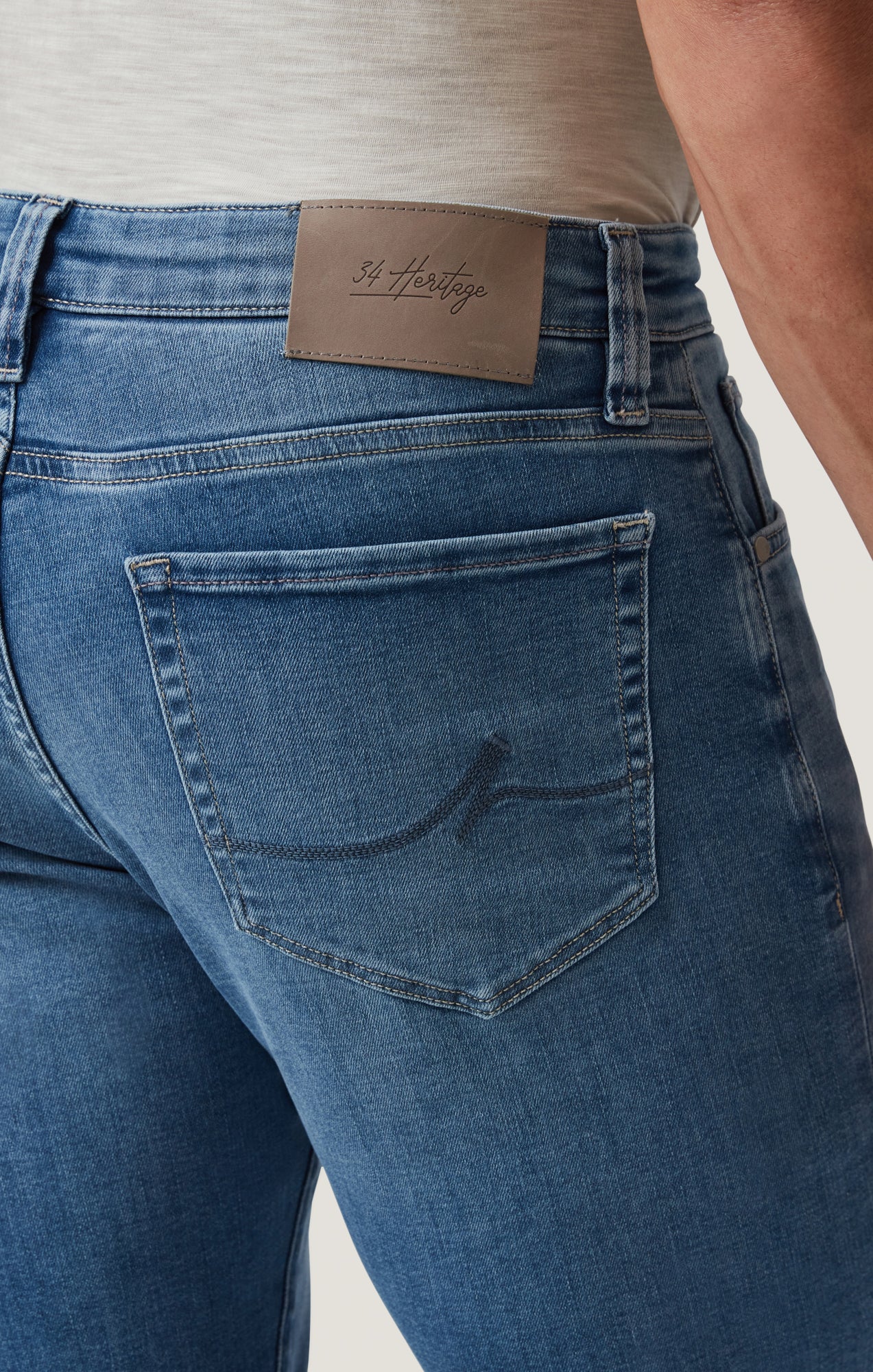 Courage Straight Leg Jeans in Mid Brushed Organic Ultra - Image 5