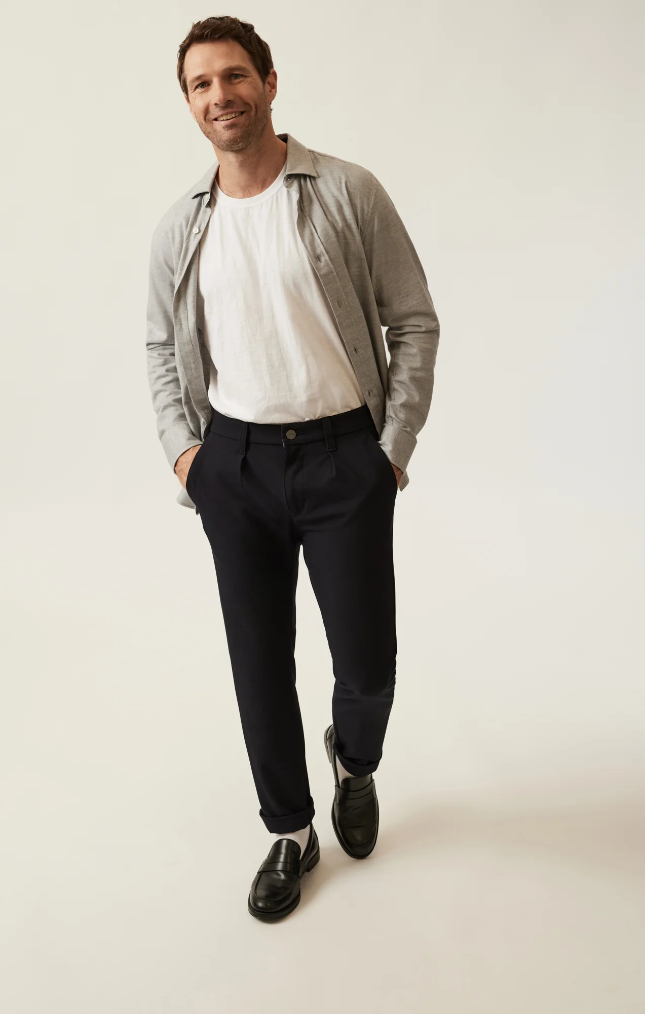 Lucca Pleated Leg Chino Pants In Navy Supreme - Image 6